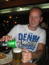 Biertje bij Little Italy in Kota Kinabalu